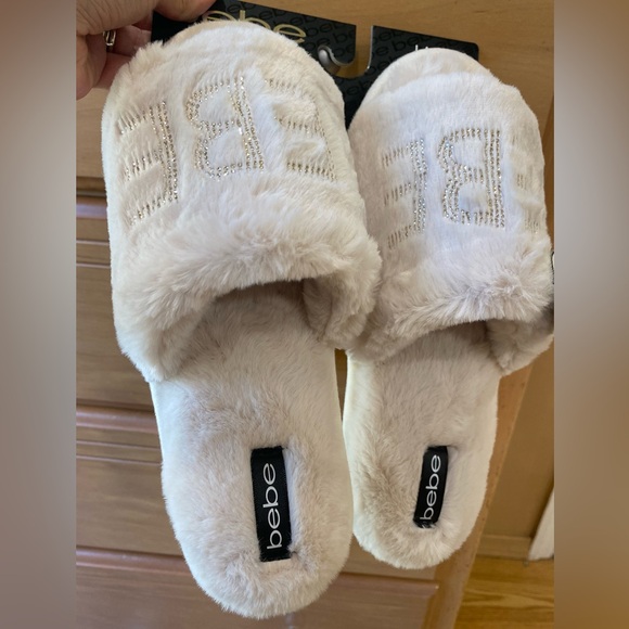 BEBE✨ Plush indoor//outdoor rhinestone slippers 9 NWT - Picture 9 of 13